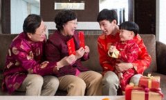 <b>长辈在给孙辈压岁钱时</b>