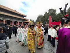 <b>携亲带友、盛装打扮赶往岱庙</b>