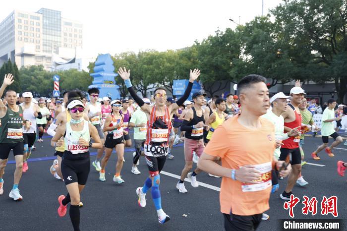 2024杭州马拉松鸣枪开跑，多人破赛会纪录再度成