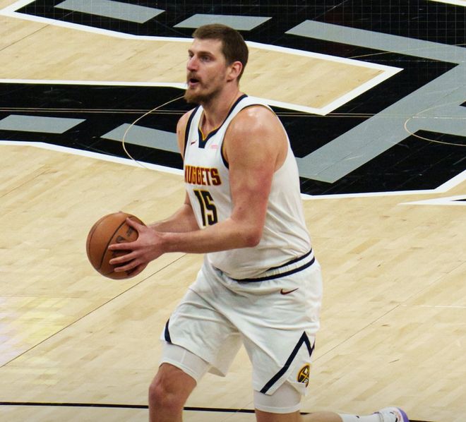 掘金逆转马刺约基奇砍三双引领大逆转