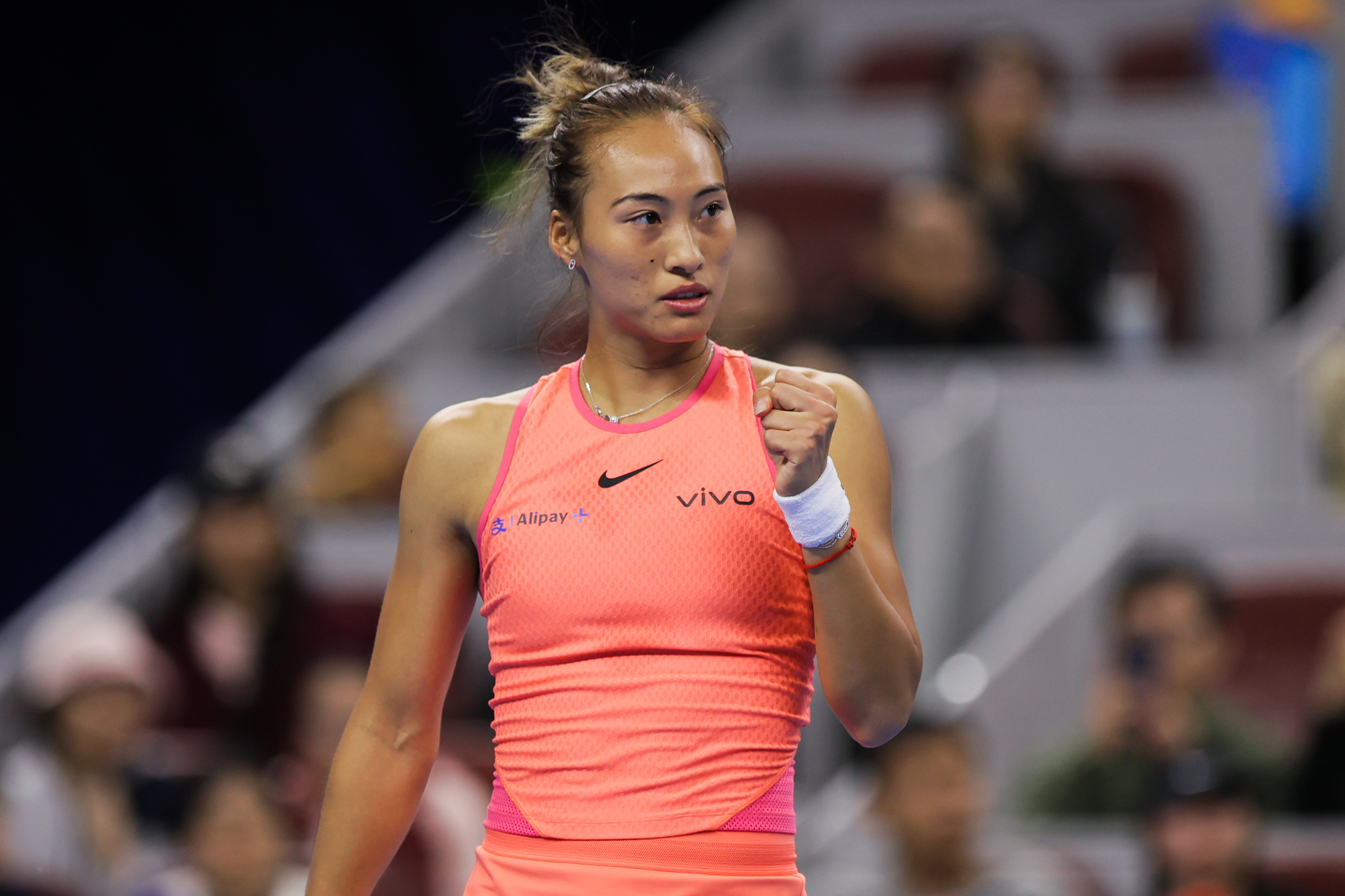 郑钦文逆转取胜生涯首次闯入中网女子单打八强