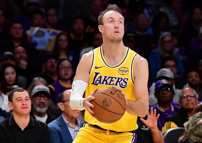 肯纳德季后赛首秀爆发 神射手三分全中助湖人掀